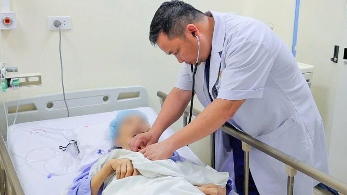 Cứu sống cụ bà 98 tuổi bị sốc tim khẩn cấp